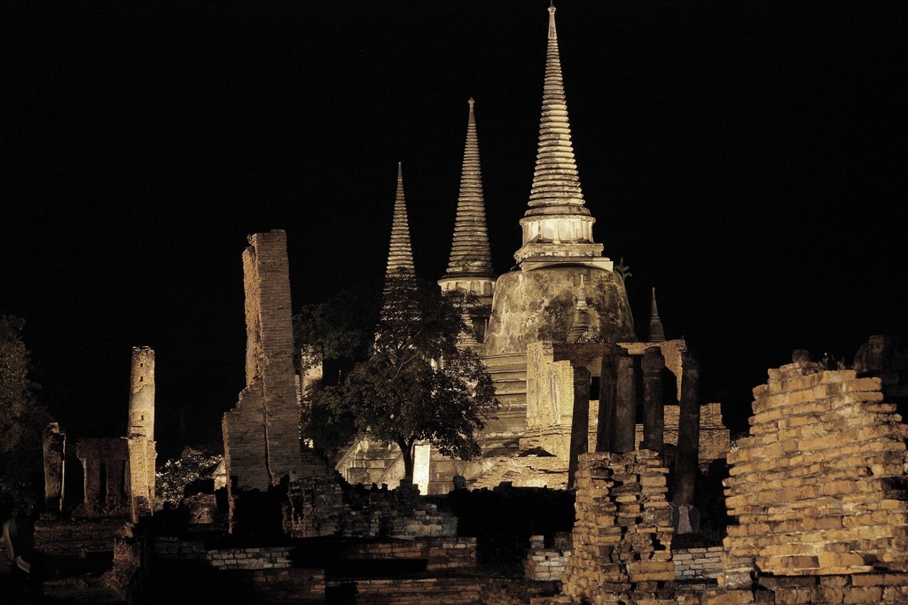 The ruins of the Wat Phra Sri Sanphet complex at Ayutthaya (built 1448).